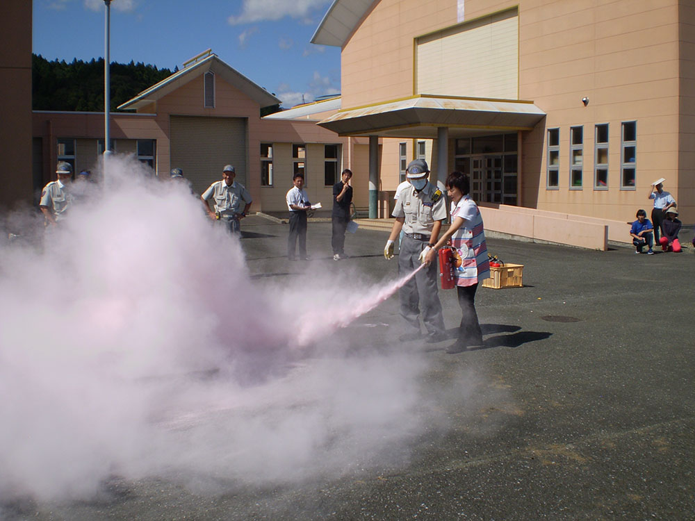 学園職員も、消火器訓練を実施。
