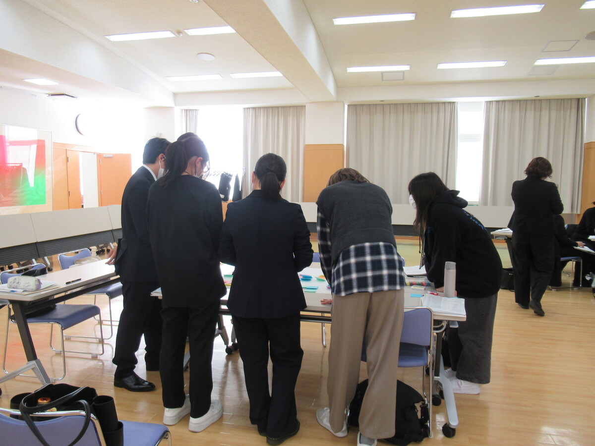 全員立ち上がって、行動指針マップ作りに取り組んでいました