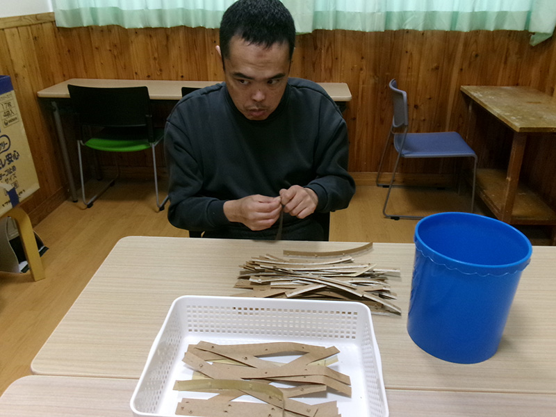 シールはがしの様子